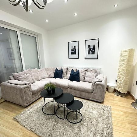 Relaxing Room In Spacious House London Exterior photo