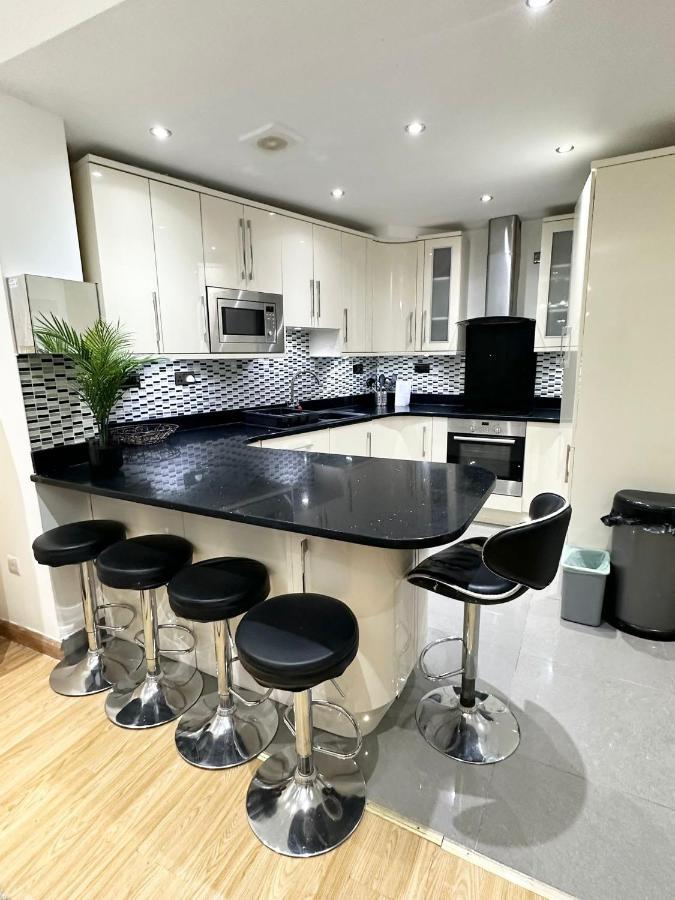 Relaxing Room In Spacious House London Exterior photo