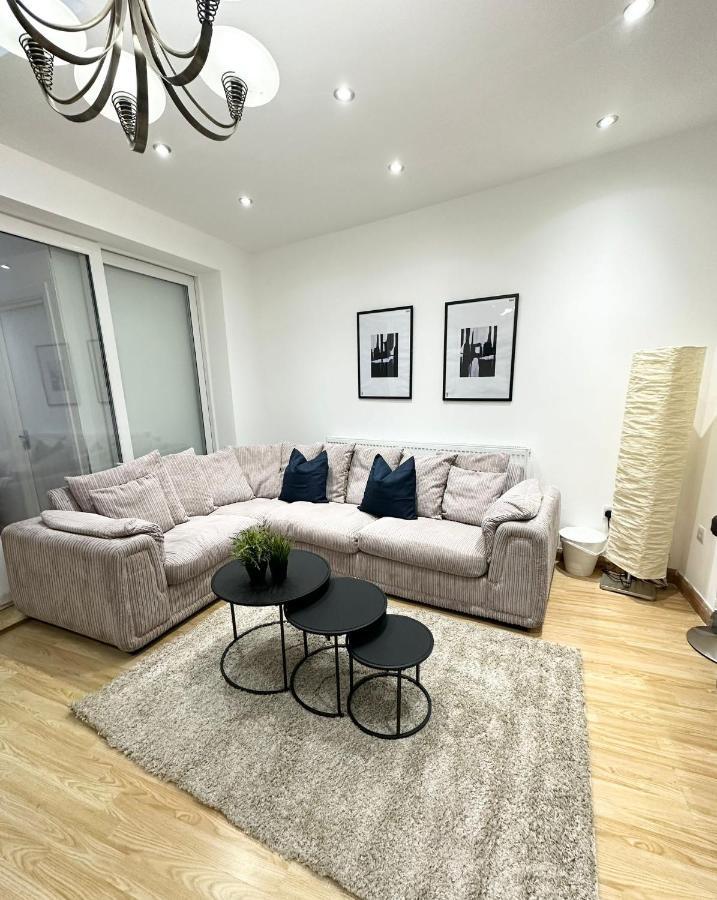 Relaxing Room In Spacious House London Exterior photo
