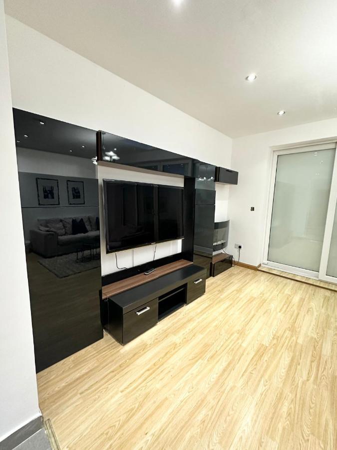Relaxing Room In Spacious House London Exterior photo